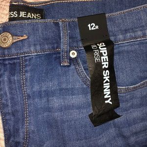 Super skinny mid-rise jeans NWT